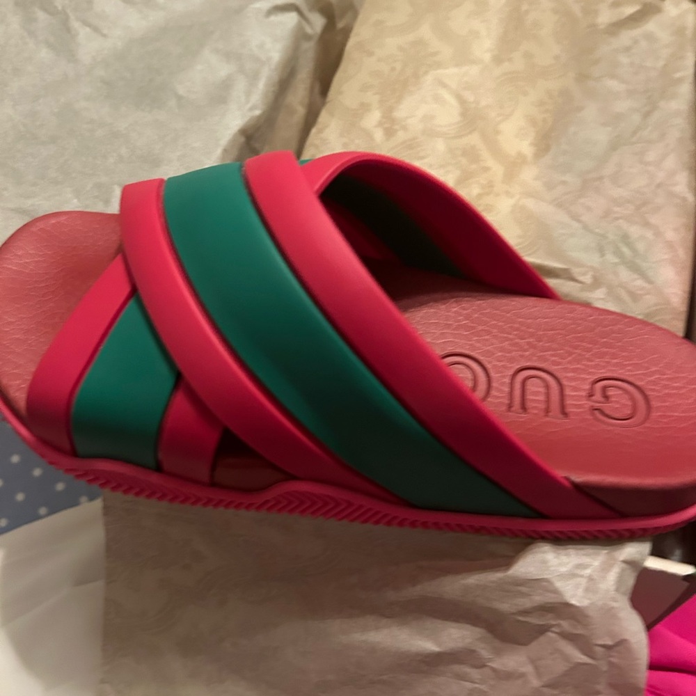 Gucci, coral sham rubber slides. EXCELLENT CONDITION. WORN 3 times. Size 38